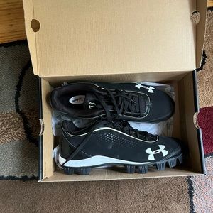 New! Never worn! Under armour women’s cleats, 9.5